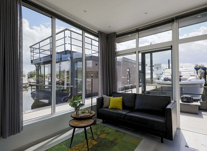 Vrijstaande woning in Biddinghuizen, een vakantiehuis op het water in Oostelijk Flevoland met prachtig uitzicht op de natuurlijke omgeving.