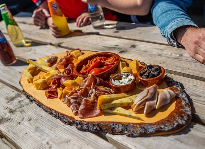 Moderne keukenapparatuur in Vakantiehuis Cube Elite 6, Biddinghuizen, Flevoland met ingebouwde ovens en strakke kasten.