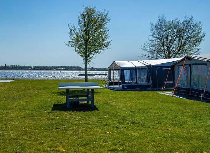 Comfortabele slaapkamer in Vakantiehuis Cube Elite 6, Biddinghuizen, Flevoland met twee eenpersoonsbedden en opbergruimte.