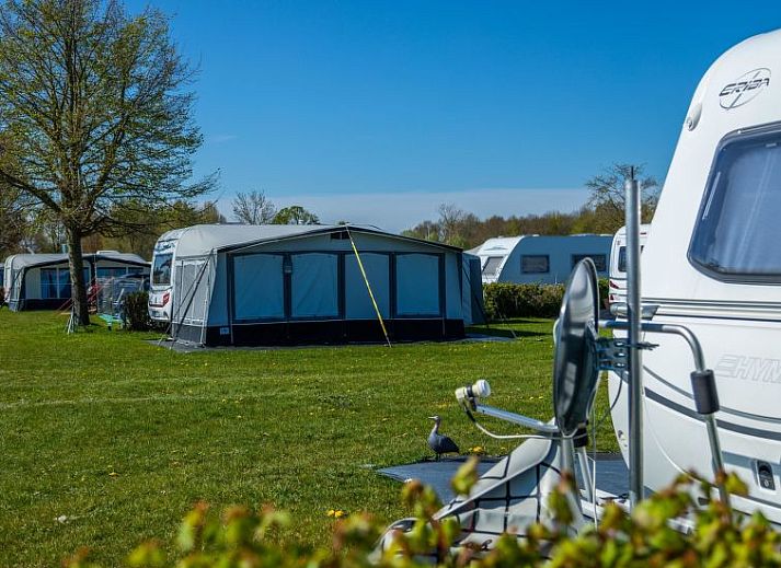 Comfortabele slaapkamer in Vakantiehuis Cube Elite 6, Biddinghuizen, Flevoland met twee eenpersoonsbedden en opbergruimte.