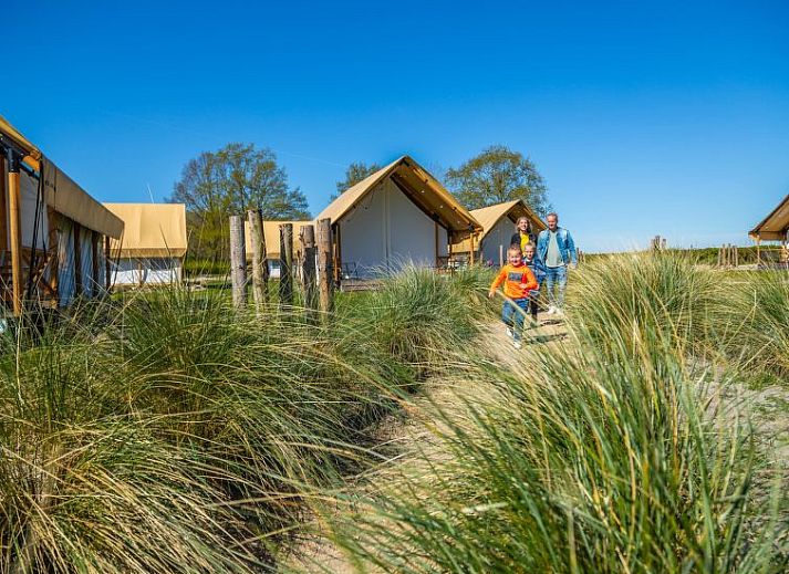 Comfortabele slaapkamer in Vakantiehuis Cube Elite 6, Biddinghuizen, Flevoland met twee eenpersoonsbedden en opbergruimte.