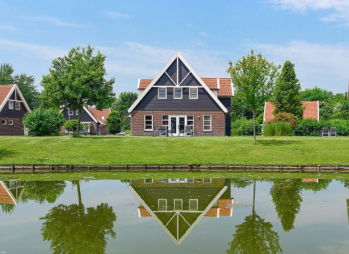 Floor plan of the Waterparc Veluwemeer 16-person villa in Biddinghuizen, Flevoland, featuring spacious bedrooms and modern bathrooms.