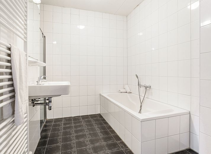 Waterparc Veluwemeer 6-person apartment in Biddinghuizen, East Flevoland, Flevoland, is accessible for seniors.