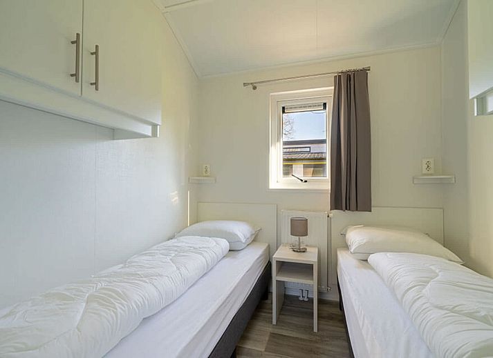 Chalet in Biddinghuizen with sunny terrace in Flevoland, ideal for a vacation in nature.