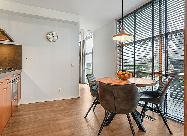 Grundriss des 4-Personen-Bungalows "Waterparc Veluwemeer" in Biddinghuizen, Flevoland, mit geraeumigem Wohnzimmer und moderner Kueche.