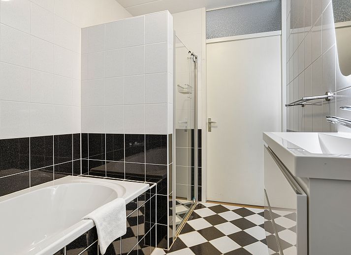 Grundriss des 4-Personen-Bungalows "Waterparc Veluwemeer" in Biddinghuizen, Flevoland, mit geraeumigem Wohnzimmer und moderner Kueche.