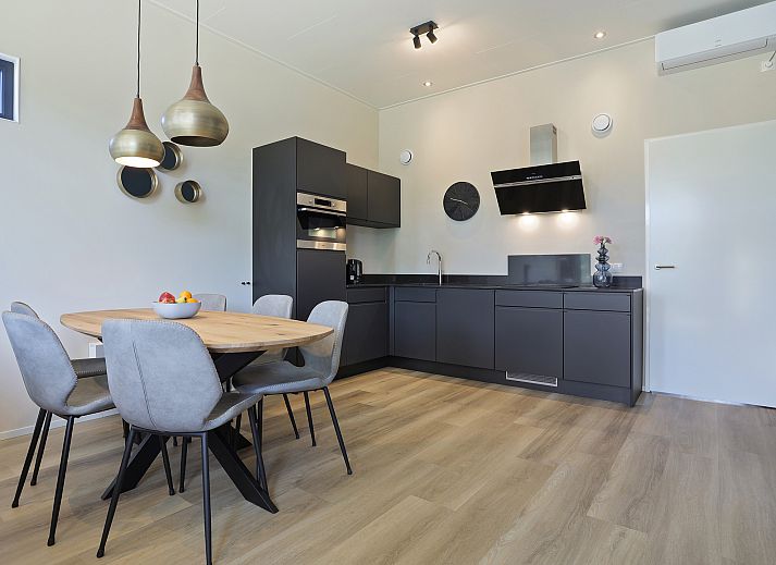 Plattegrond van Waterparc Veluwemeer 6-persoons wellness bungalow 6ELW in Biddinghuizen, Oostelijk Flevoland met moderne faciliteiten.
