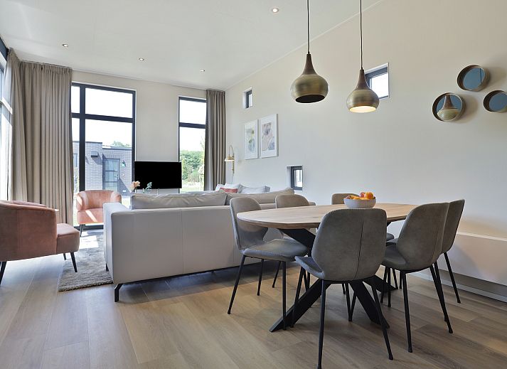 Waterparc Veluwemeer 6-persoons wellness bungalow 6ELW in Biddinghuizen, Flevoland, met moderne architectuur en groene omgeving.