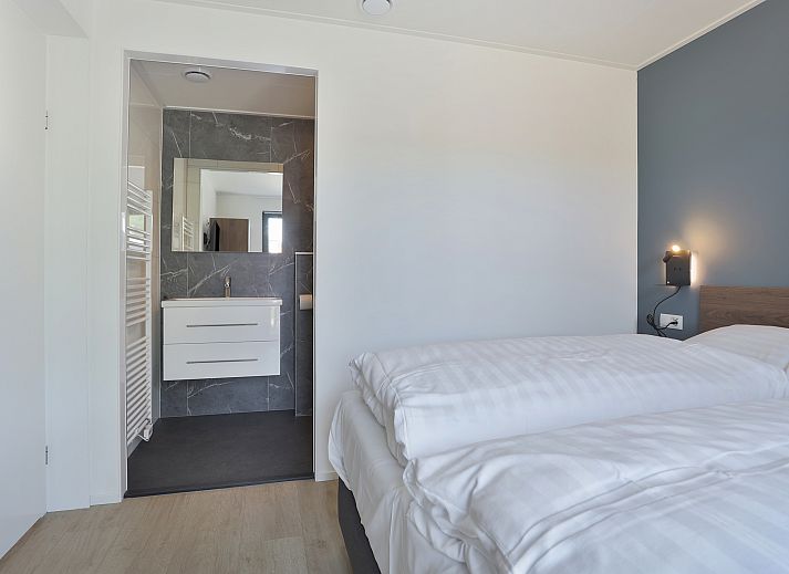 Waterparc Veluwemeer 6-persoons wellness bungalow 6ELW in Biddinghuizen, Flevoland, met moderne architectuur en groene omgeving.