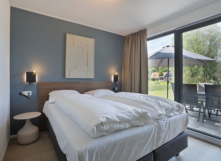 Waterparc Veluwemeer 6-persoons wellness bungalow 6ELW in Biddinghuizen, omgeven door groen en water in Flevoland.