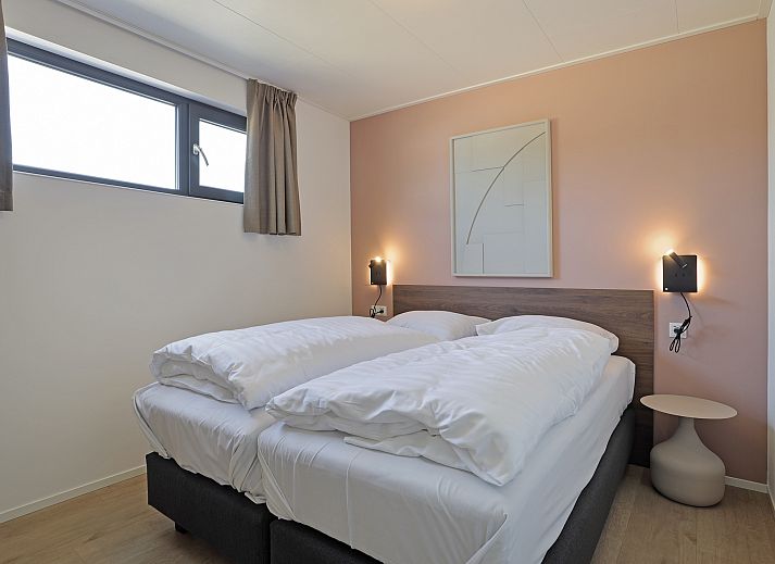 Waterparc Veluwemeer 6-persoons wellness bungalow 6ELW in Biddinghuizen, omgeven door groen en water in Flevoland.