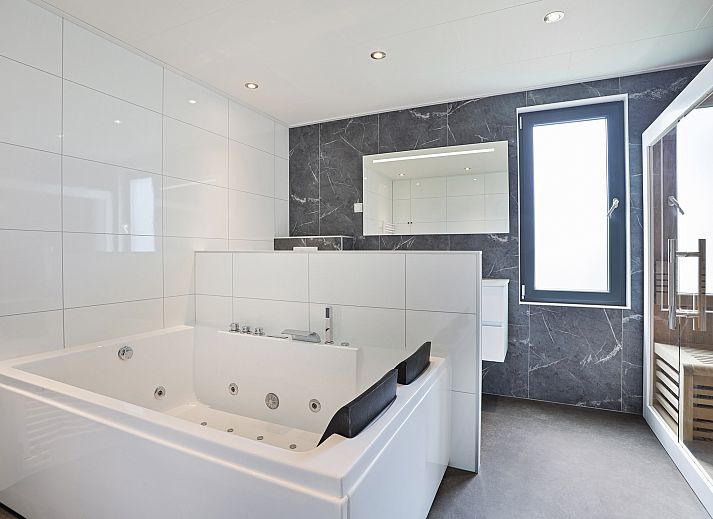 Waterparc Veluwemeer 6-persoons wellness bungalow 6ELW in Biddinghuizen, omgeven door groen en water in Flevoland.