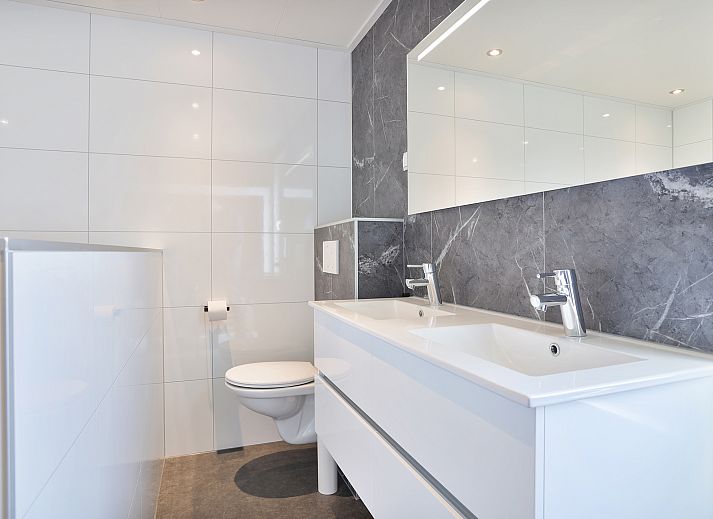 Waterparc Veluwemeer 6-persoons wellness bungalow 6ELW in Biddinghuizen, omgeven door groen en water in Flevoland.