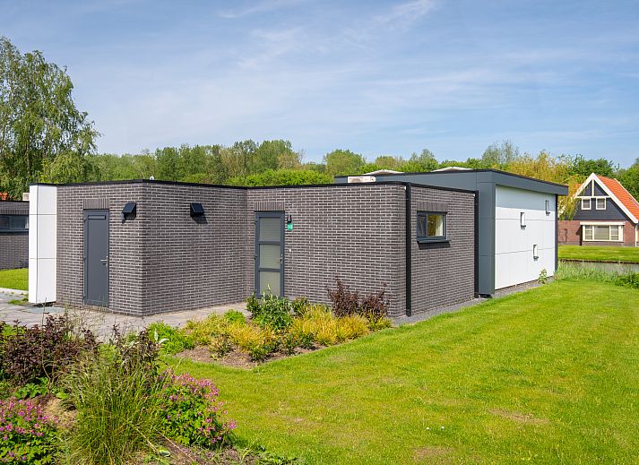 Waterparc Veluwemeer 6-persoons wellness bungalow 6ELW in Biddinghuizen, omgeven door groen en water in Flevoland.