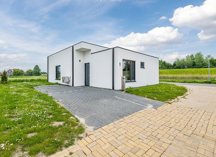Moderner 4-Personen-Bungalow Waterparc Veluwemeer in Biddinghuizen, Flevoland, mit grosser Auffahrt und gruener Umgebung.