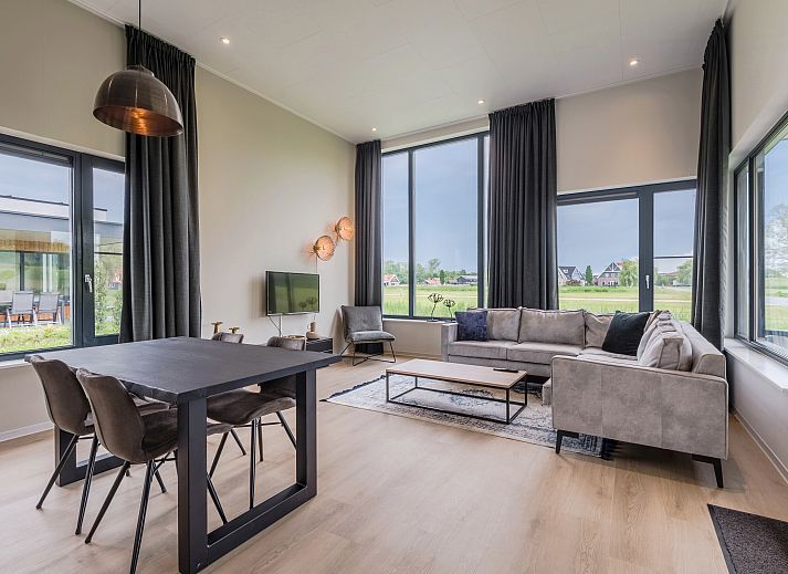 Moderner 4-Personen-Bungalow Waterparc Veluwemeer in Biddinghuizen, Flevoland, mit grosser Auffahrt und gruener Umgebung.