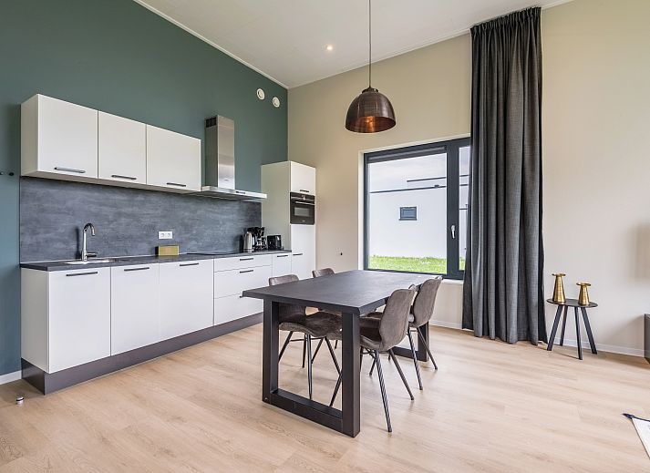 Stilvolles Wohnzimmer des Waterparc Veluwemeer Bungalows in Biddinghuizen mit Panoramablick auf die Natur.