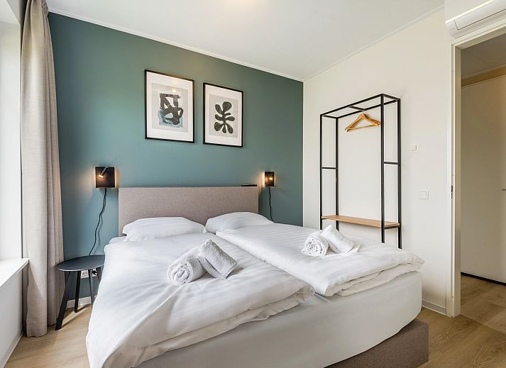 Stilvolles Wohnzimmer des Waterparc Veluwemeer Bungalows in Biddinghuizen mit Panoramablick auf die Natur.