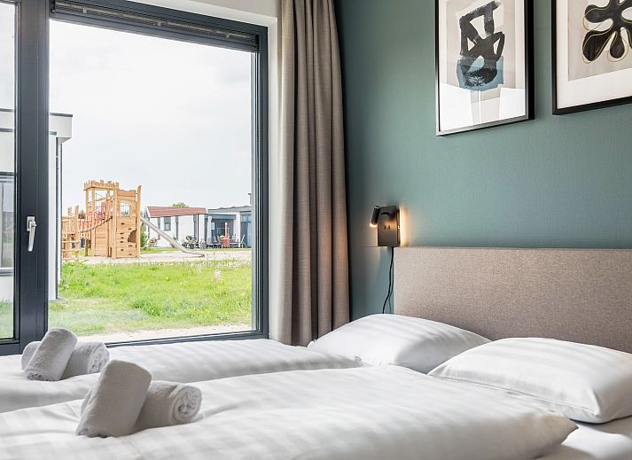 Stilvolles Wohnzimmer des Waterparc Veluwemeer Bungalows in Biddinghuizen mit Panoramablick auf die Natur.