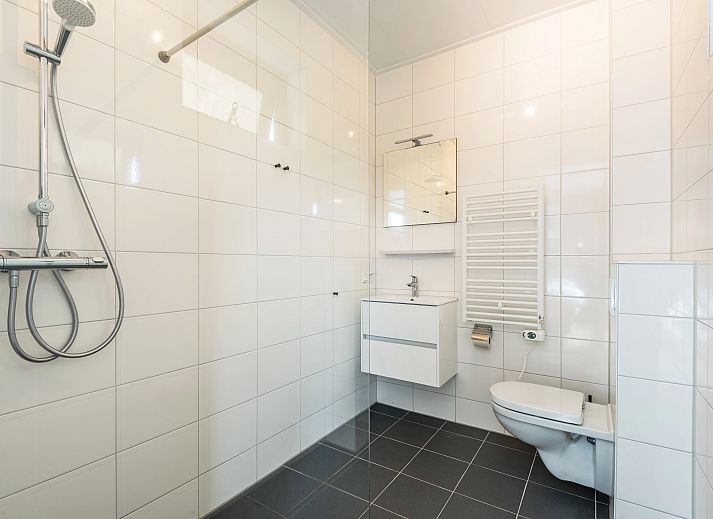 Stilvolles Wohnzimmer des Waterparc Veluwemeer Bungalows in Biddinghuizen mit Panoramablick auf die Natur.