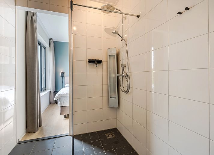 Gemuetliche Ess- und Sitzecke im 4-Personen-Bungalow Waterparc Veluwemeer, Biddinghuizen, mit viel Tageslicht.