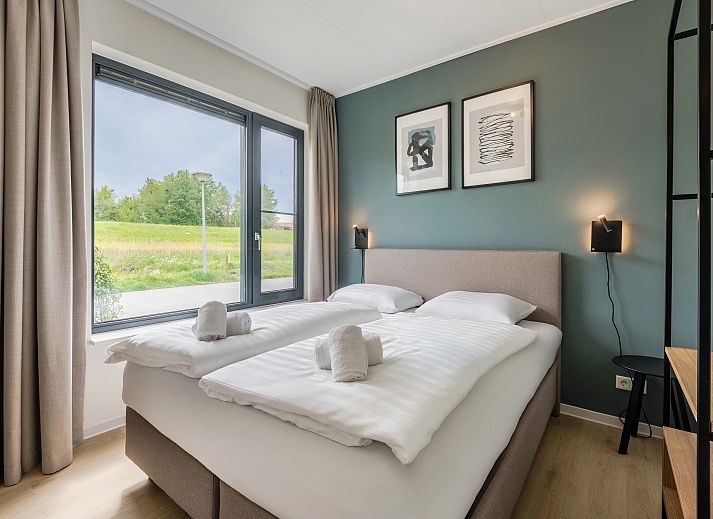 Gemuetliche Ess- und Sitzecke im 4-Personen-Bungalow Waterparc Veluwemeer, Biddinghuizen, mit viel Tageslicht.