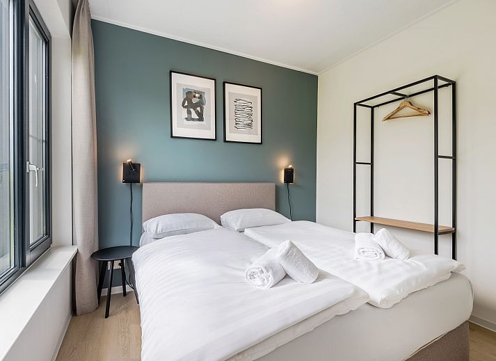 Gemuetliche Ess- und Sitzecke im 4-Personen-Bungalow Waterparc Veluwemeer, Biddinghuizen, mit viel Tageslicht.