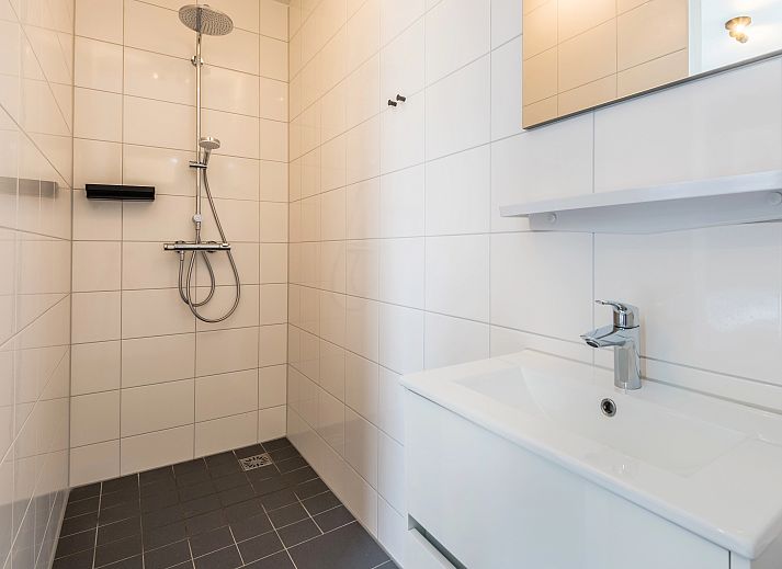 Gemuetliche Ess- und Sitzecke im 4-Personen-Bungalow Waterparc Veluwemeer, Biddinghuizen, mit viel Tageslicht.