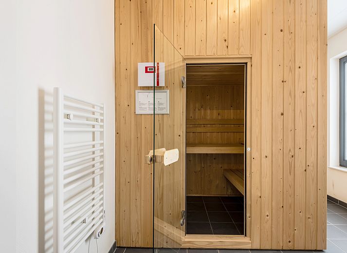 Gemuetliche Ess- und Sitzecke im 4-Personen-Bungalow Waterparc Veluwemeer, Biddinghuizen, mit viel Tageslicht.