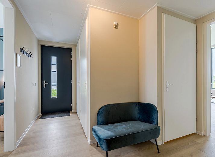 Moderne Kueche im Waterparc Veluwemeer Bungalow Biddinghuizen, komplett mit Essecke und stilvollem Mobiliar.