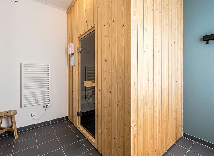 Moderne Kueche im Waterparc Veluwemeer Bungalow Biddinghuizen, komplett mit Essecke und stilvollem Mobiliar.