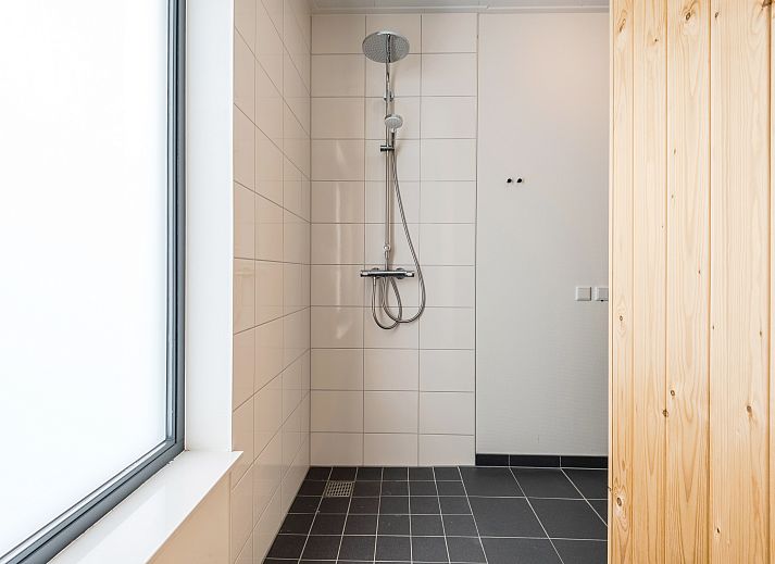 Moderne Kueche im Waterparc Veluwemeer Bungalow Biddinghuizen, komplett mit Essecke und stilvollem Mobiliar.