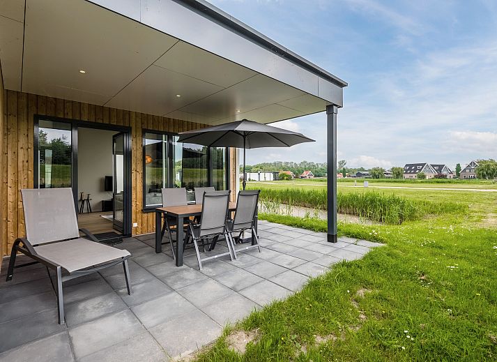 Moderne Kueche im Waterparc Veluwemeer Bungalow Biddinghuizen, komplett mit Essecke und stilvollem Mobiliar.