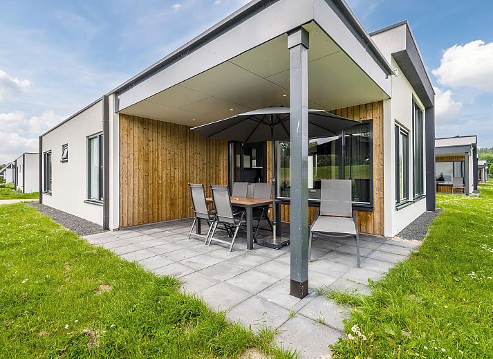 Moderne Kueche im Waterparc Veluwemeer Bungalow Biddinghuizen, komplett mit Essecke und stilvollem Mobiliar.