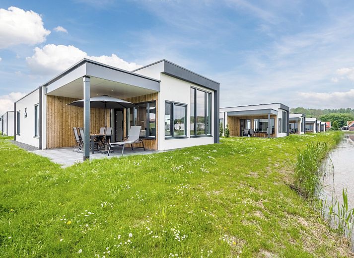 Offene Kueche und Essbereich im 4-Bett-Bungalow Waterparc Veluwemeer, Biddinghuizen, ideal fuer gemuetliche Abendessen.