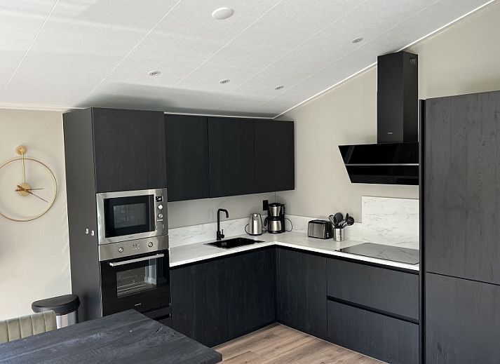 Terras van Wellness Chalet Veluwemeer in Biddinghuizen, uitgerust voor ontspanning in de buitenlucht in Flevoland.