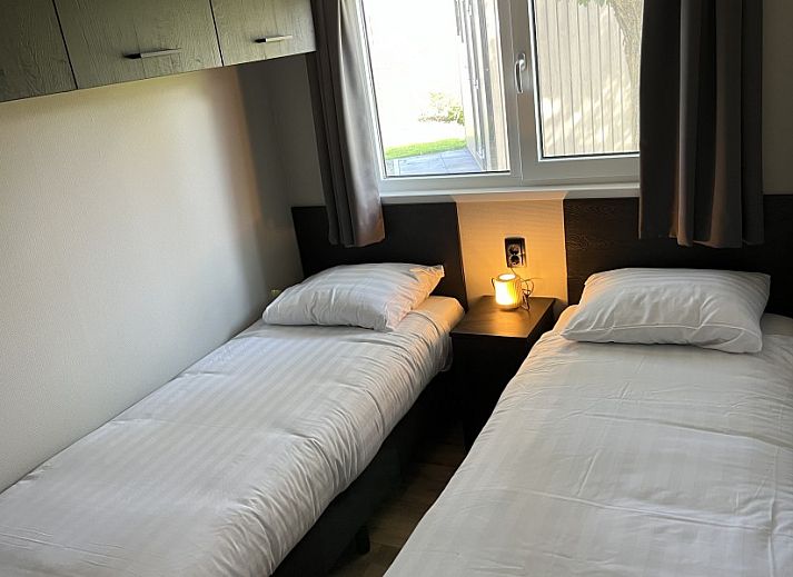 Gezellige avond in hot tub van Wellness Chalet Veluwemeer, sfeervol verlicht in Biddinghuizen, Flevoland.