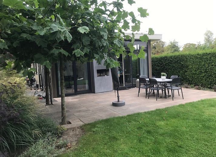 Gemtliches Wohnzimmer im Chalet in Biddinghuizen, mit Kamin und Gartenblick in Ost-Flevoland.