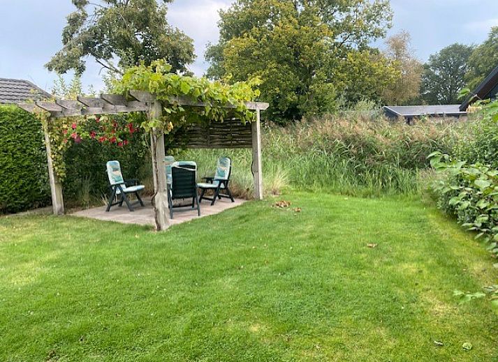 Gemtliches Wohnzimmer im Chalet in Biddinghuizen, mit Kamin und Gartenblick in Ost-Flevoland.