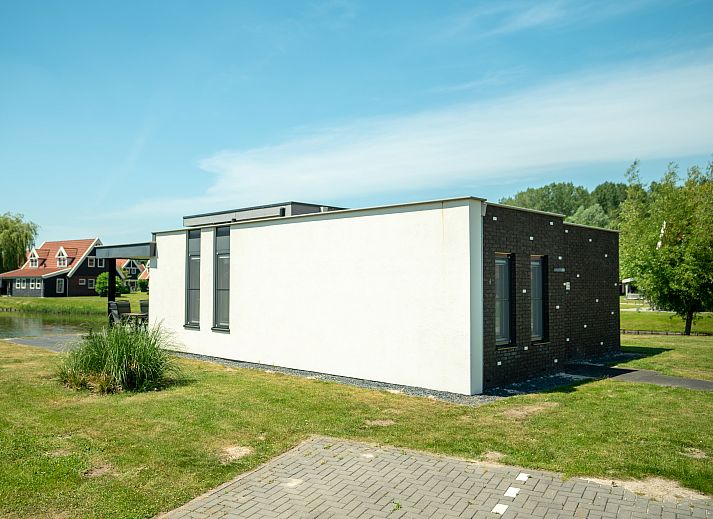 Waterparc Veluwemeer 6-person villa 6C1 in Biddinghuizen, Flevoland with modern exterior and lake view.
