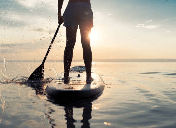 Grosser Rasen und Picknicktisch am Ferienhaus in Rutten, Ost-Flevoland, ideal fuer Aktivitaeten im Freien.