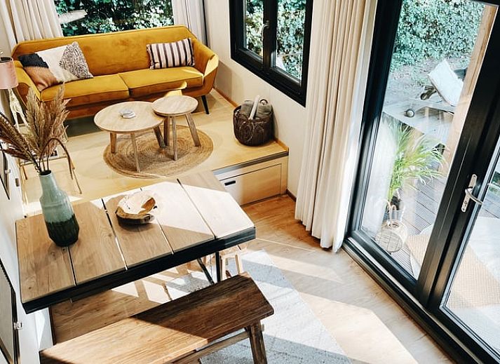 Grosser Rasen und Picknicktisch am Ferienhaus in Rutten, Ost-Flevoland, ideal fuer Aktivitaeten im Freien.