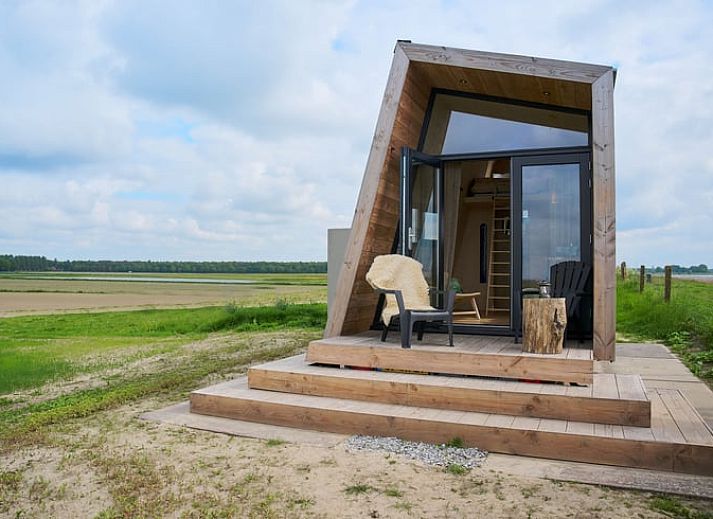 Bloemenweide voor Huisje in Kraggenburg, vakantiehuis in de natuur van Oostelijk Flevoland, Flevoland.