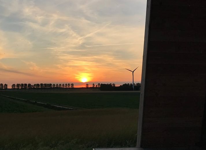 Stijlvol servies in de keuken van Huisje in Kraggenburg, vakantiehuis in Oostelijk Flevoland, Flevoland.