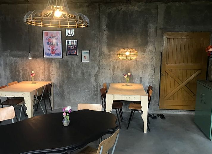 Stijlvol servies in de keuken van Huisje in Kraggenburg, vakantiehuis in Oostelijk Flevoland, Flevoland.