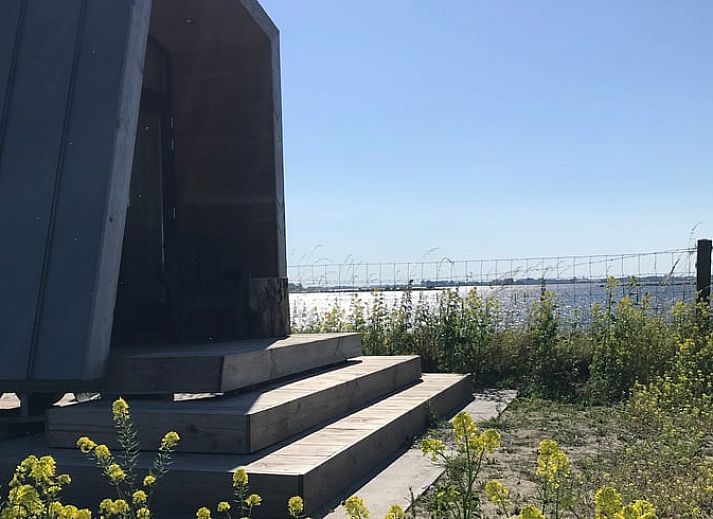 Stijlvol servies in de keuken van Huisje in Kraggenburg, vakantiehuis in Oostelijk Flevoland, Flevoland.