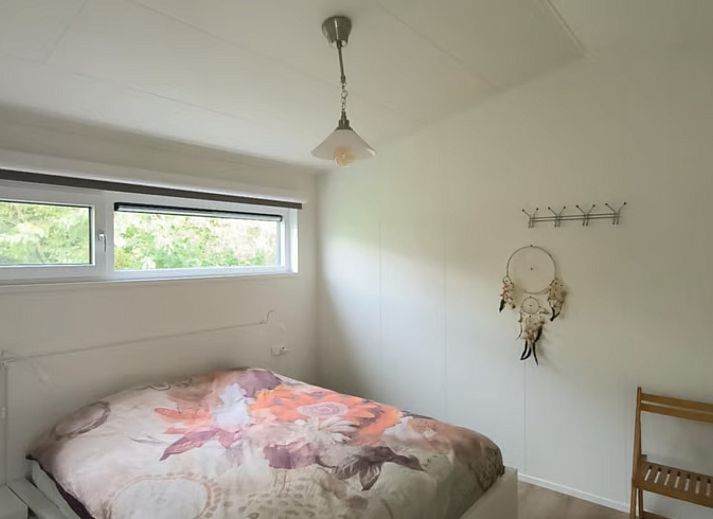 Ferienhaus FL088 in Kraggenburg, Ost-Flevoland, umgeben von ueppiger Natur und einem ruhigen Teich fuer einen entspannten Aufenthalt.