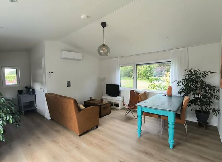 Ferienhaus FL088 in Kraggenburg, Ost-Flevoland, umgeben von ueppiger Natur und einem ruhigen Teich fuer einen entspannten Aufenthalt.