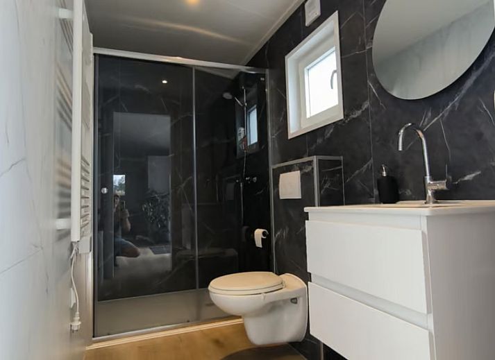 Ferienhaus FL088 in Kraggenburg, Ost-Flevoland, umgeben von ueppiger Natur und einem ruhigen Teich fuer einen entspannten Aufenthalt.