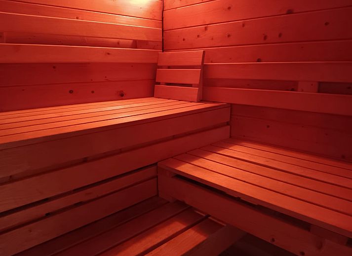 Modernes Badezimmer im Ferienhaus FL088 in Kraggenburg, Flevoland, mit luxurioeser Dusche und stilvoller Einrichtung fuer einen komfortablen Aufenthalt.